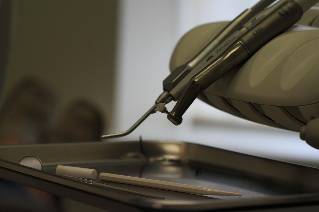 Rola nitkowania i irygatorów w codziennej pielęgnacji jamy ustnej