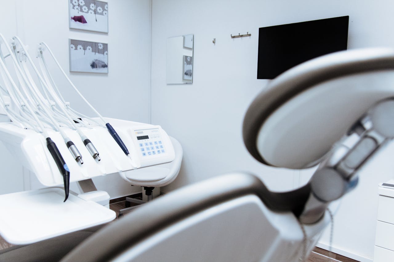 Nowoczesne aparaty przezroczyste dla dorosłych (Invisalign i inne)